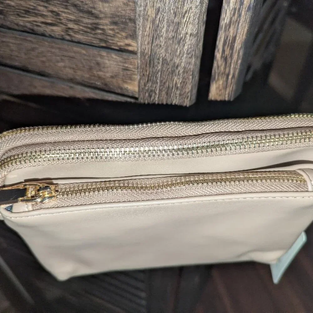 NWT Crossbody travel purse removable strap, natural color, tan - Picture 3 of 10